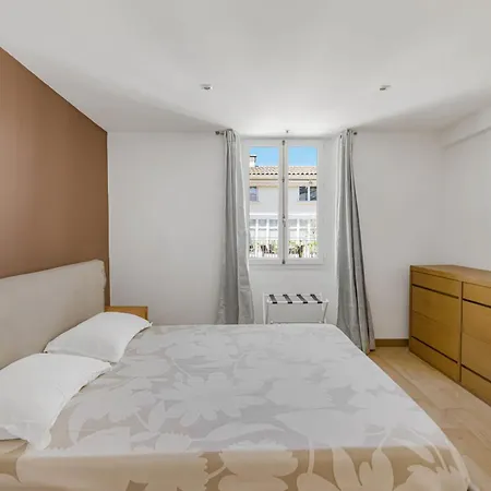 Ref 2086 - Center Spacious With Balcony To Rent شقة *
